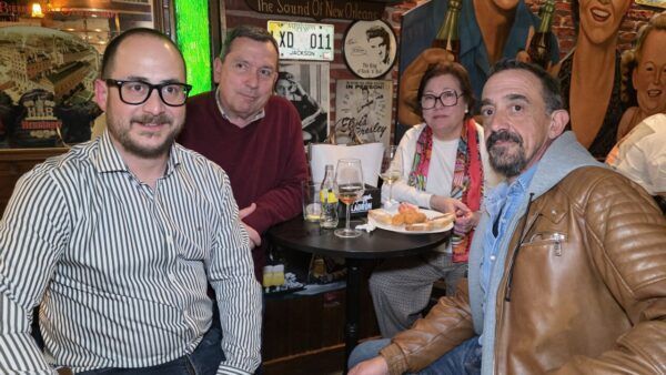 Grupo de personas disfrutando en el café bar La Galería en Ponferrada.