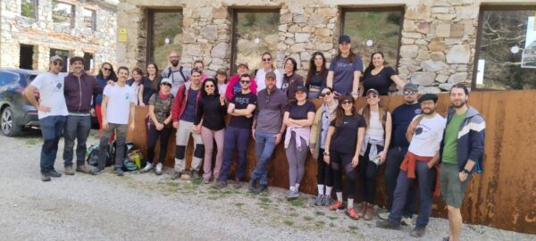 Grupo de personas participando en la actividad La Montaña Verde en Corullón