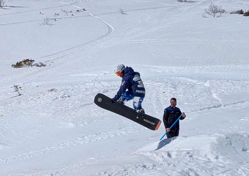 Esquiador realizando un salto en la nieve en Leitariegos