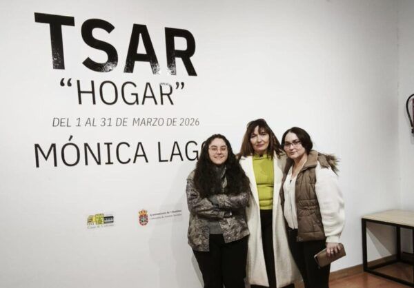 Tres mujeres posando en la exposición TSAR 'HOGAR' de Mónica Lago