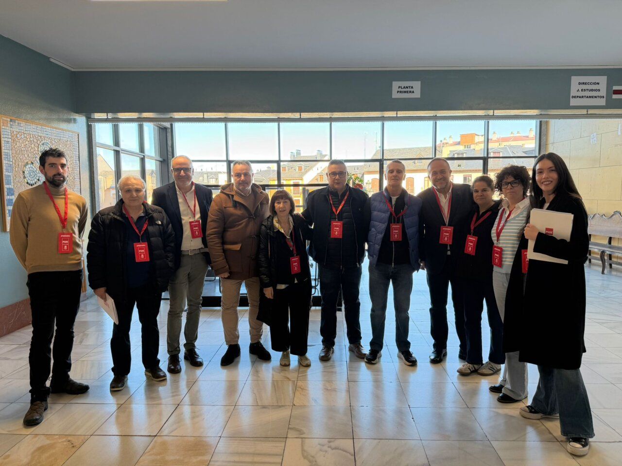 Mabel Fernández y un grupo de personas en un evento comunitario