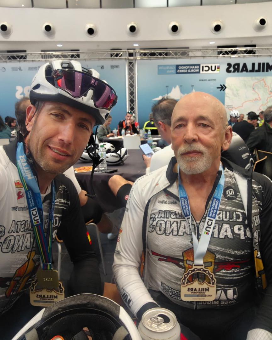 Marcos García y compañero en evento ciclista con medallas