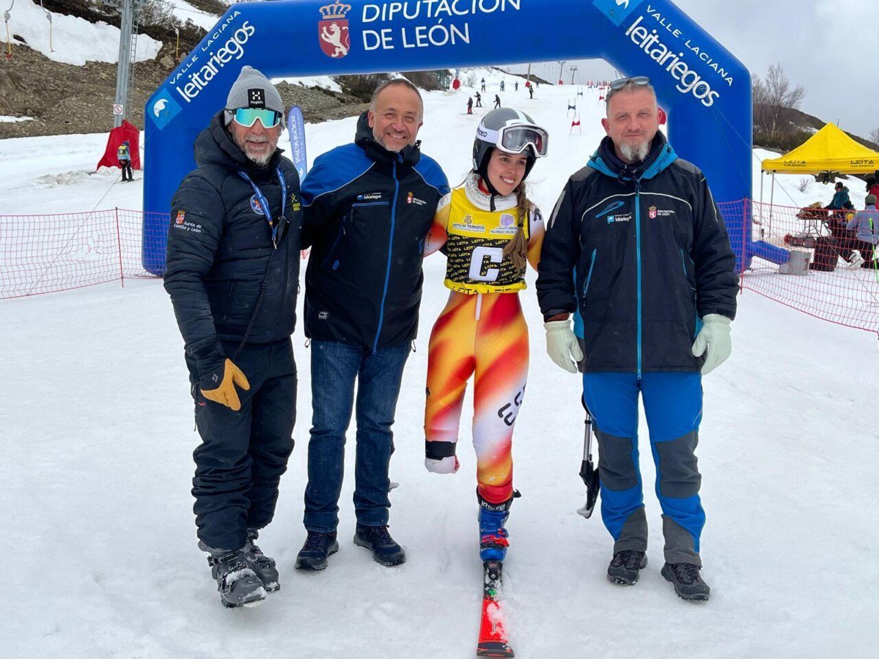 María Martín-Granizo en Leitariegos con sus entrenadores tras un evento deportivo