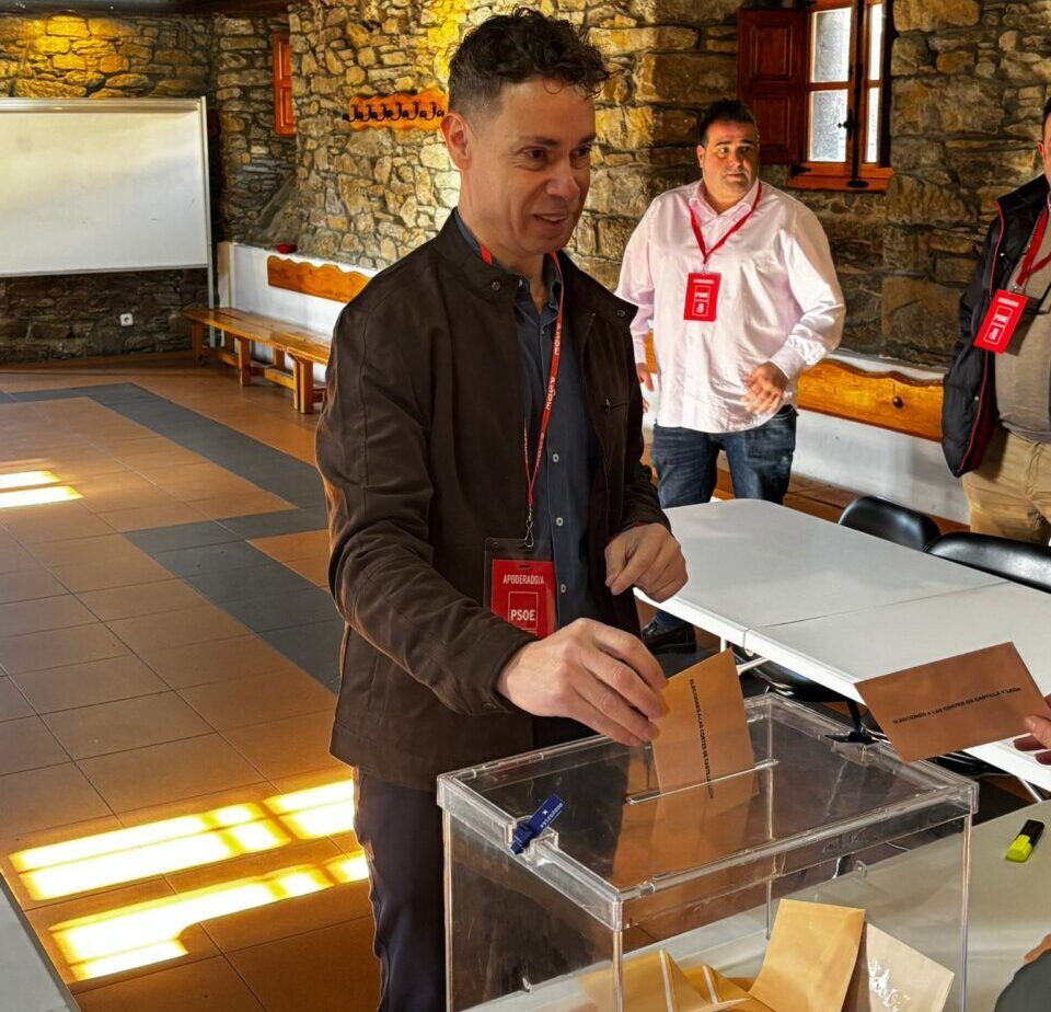 Mario Rivas votando en San Miguel de Laciana durante jornada electoral