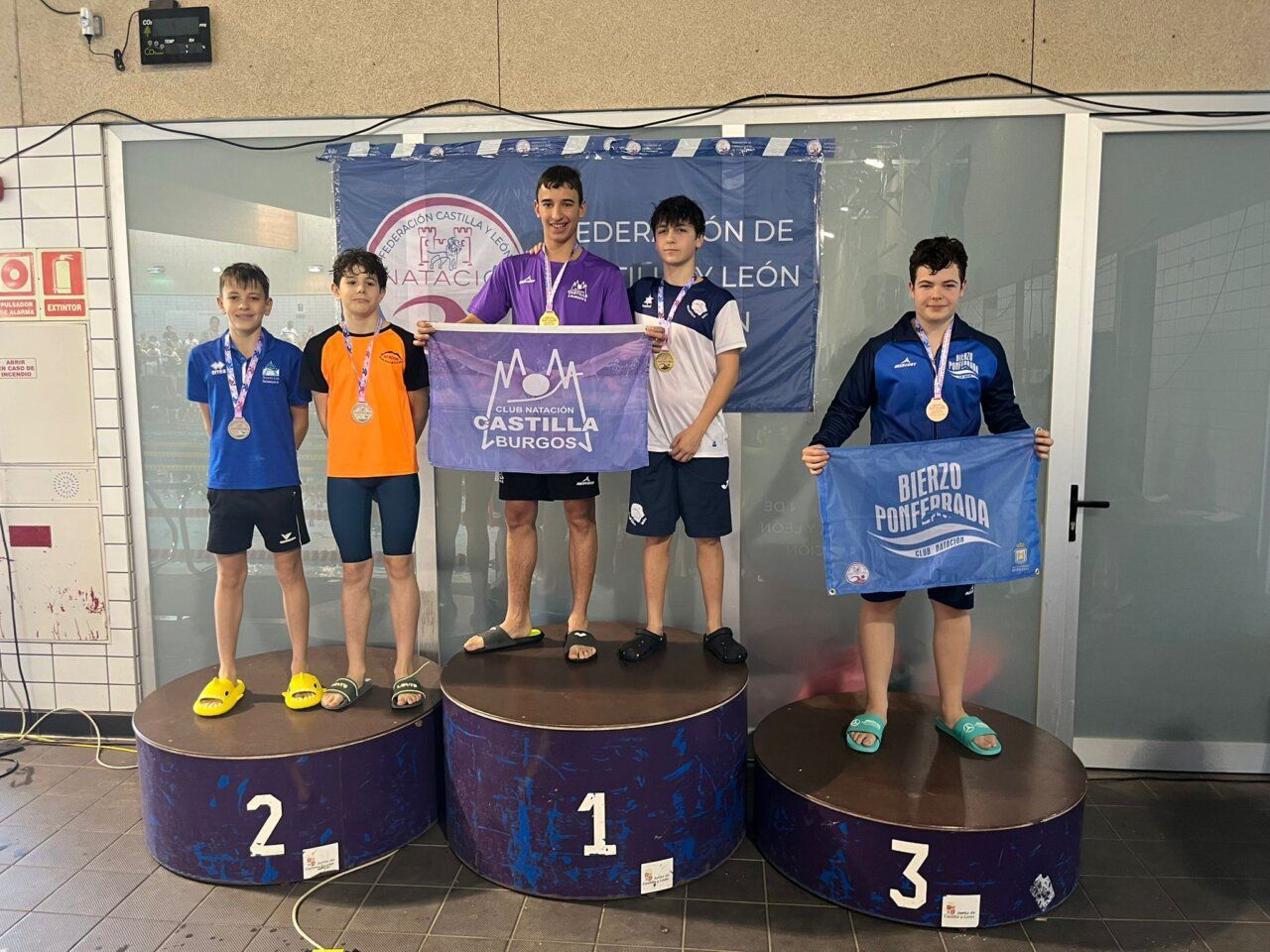 Nadadores del Club Natación Bierzo en el podio con medallas