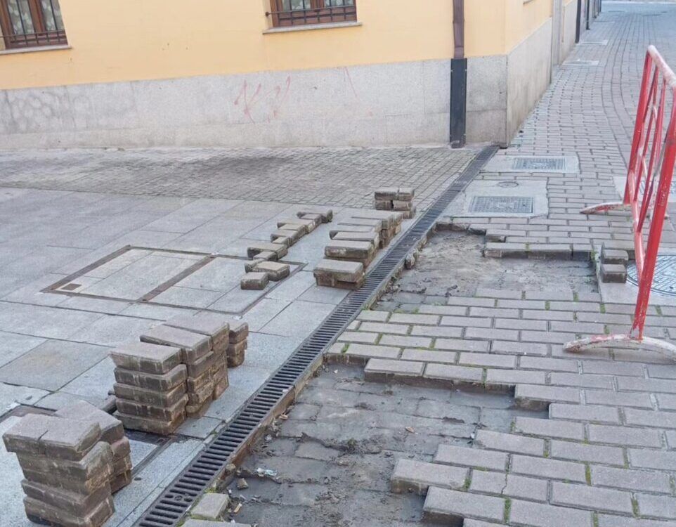 Estado de las calles en el Casco Antiguo de Ponferrada con obras en curso