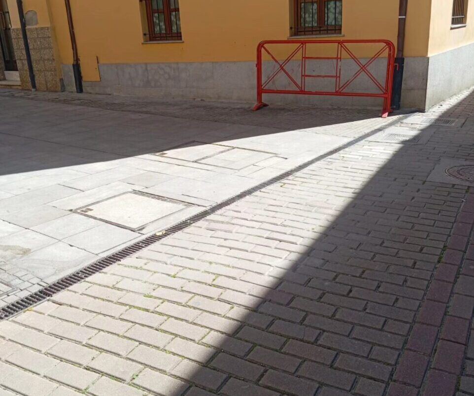 Vista de una calle en el Casco Antiguo con barrera de seguridad