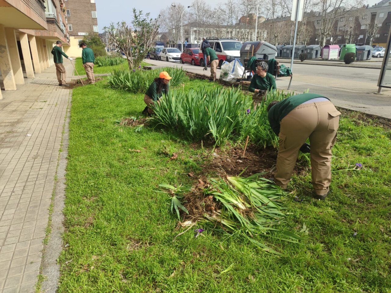 Trabajadores realizando labores de jardinería en Miravalles, Ponferrada.