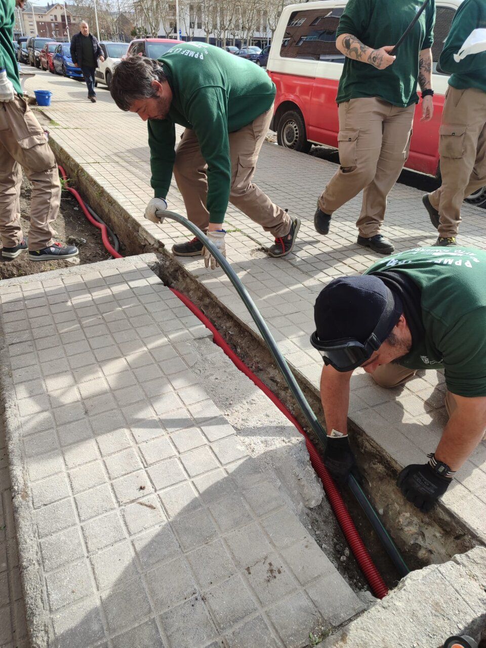 Trabajadores realizando mejoras en la zona verde de Miravalles en Ponferrada