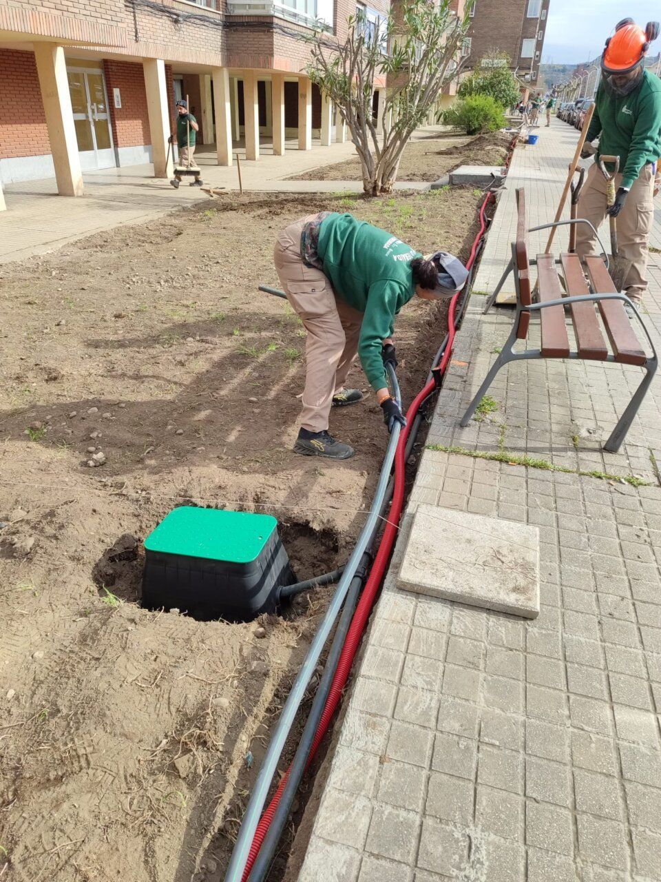Trabajadores realizando mejoras en la zona verde de Miravalles en Ponferrada.