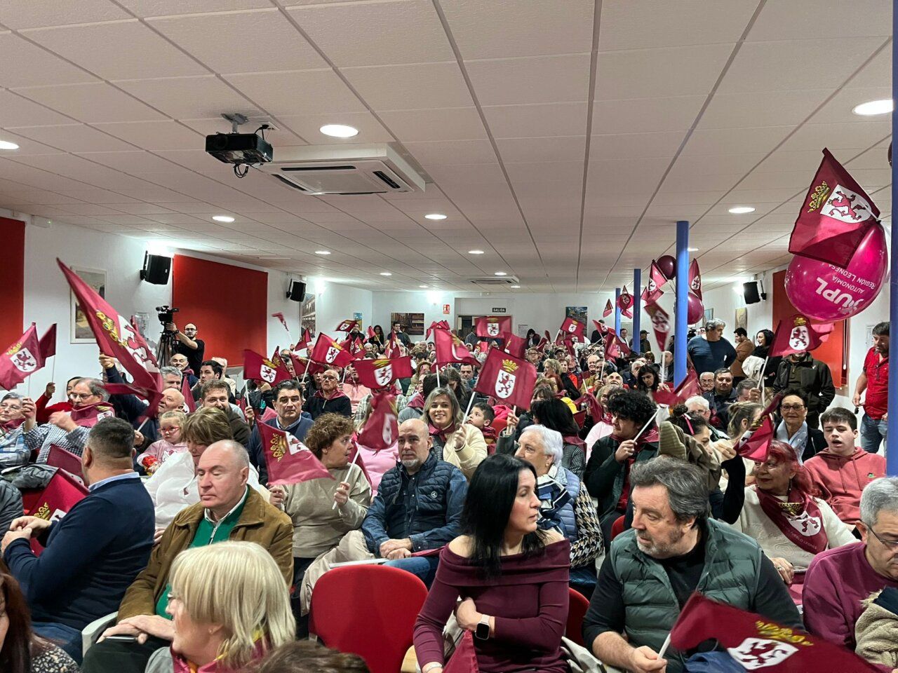 Alicia Gallego en mitin electoral en Santa María del Páramo con público animado