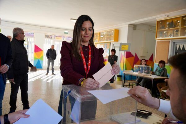 Nuria Rubio votando en una mesa electoral durante las elecciones.