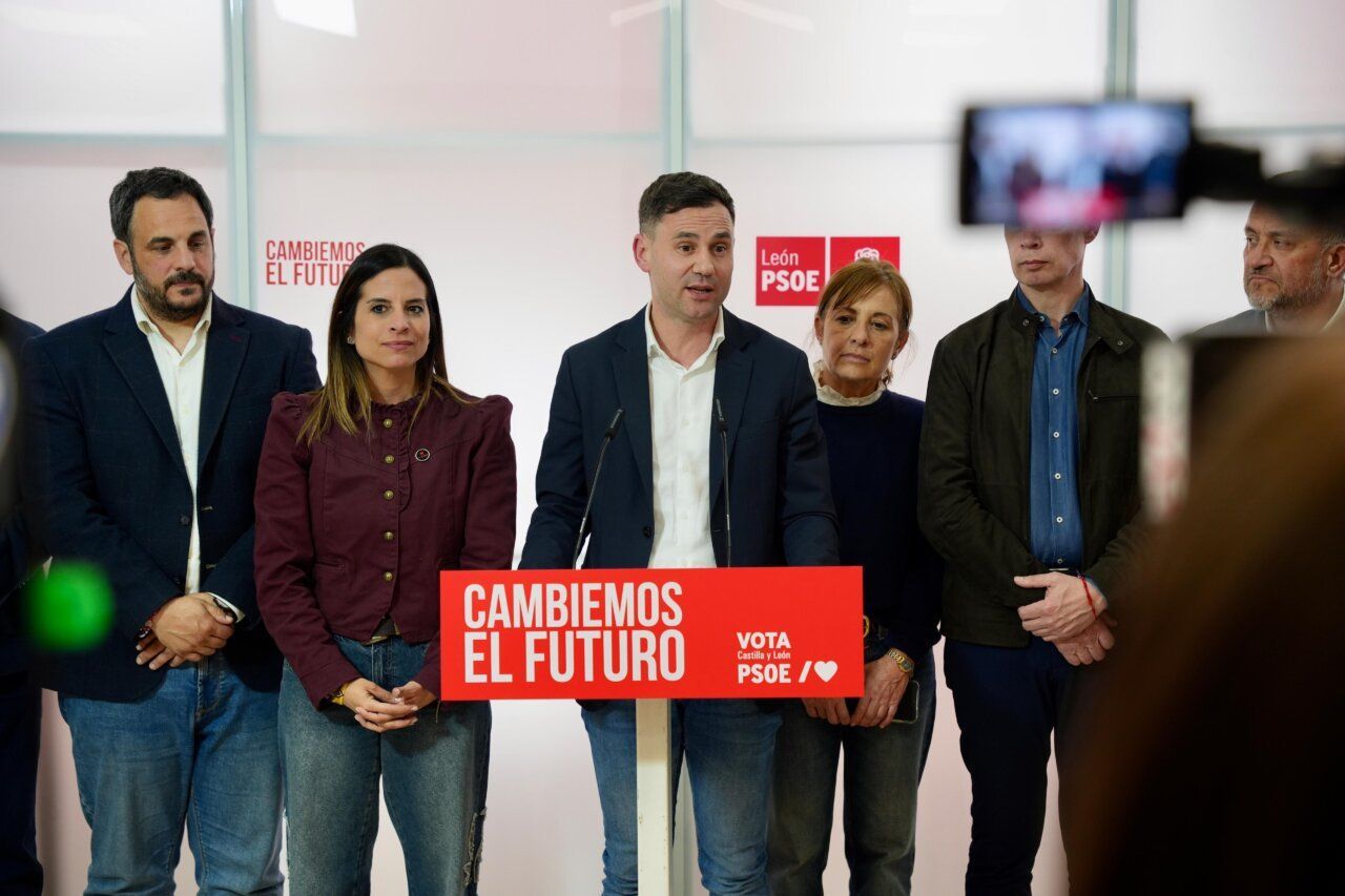Miembros del PSOE en una rueda de prensa sobre elecciones en León