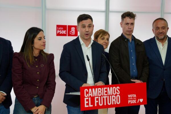 Miembros del PSOE en una rueda de prensa sobre elecciones en León