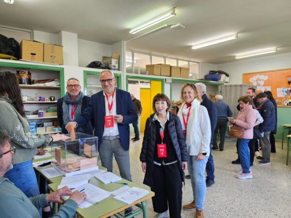 Olegario Ramón y Mabel Fernández votando en un colegio electoral en Ponferrada