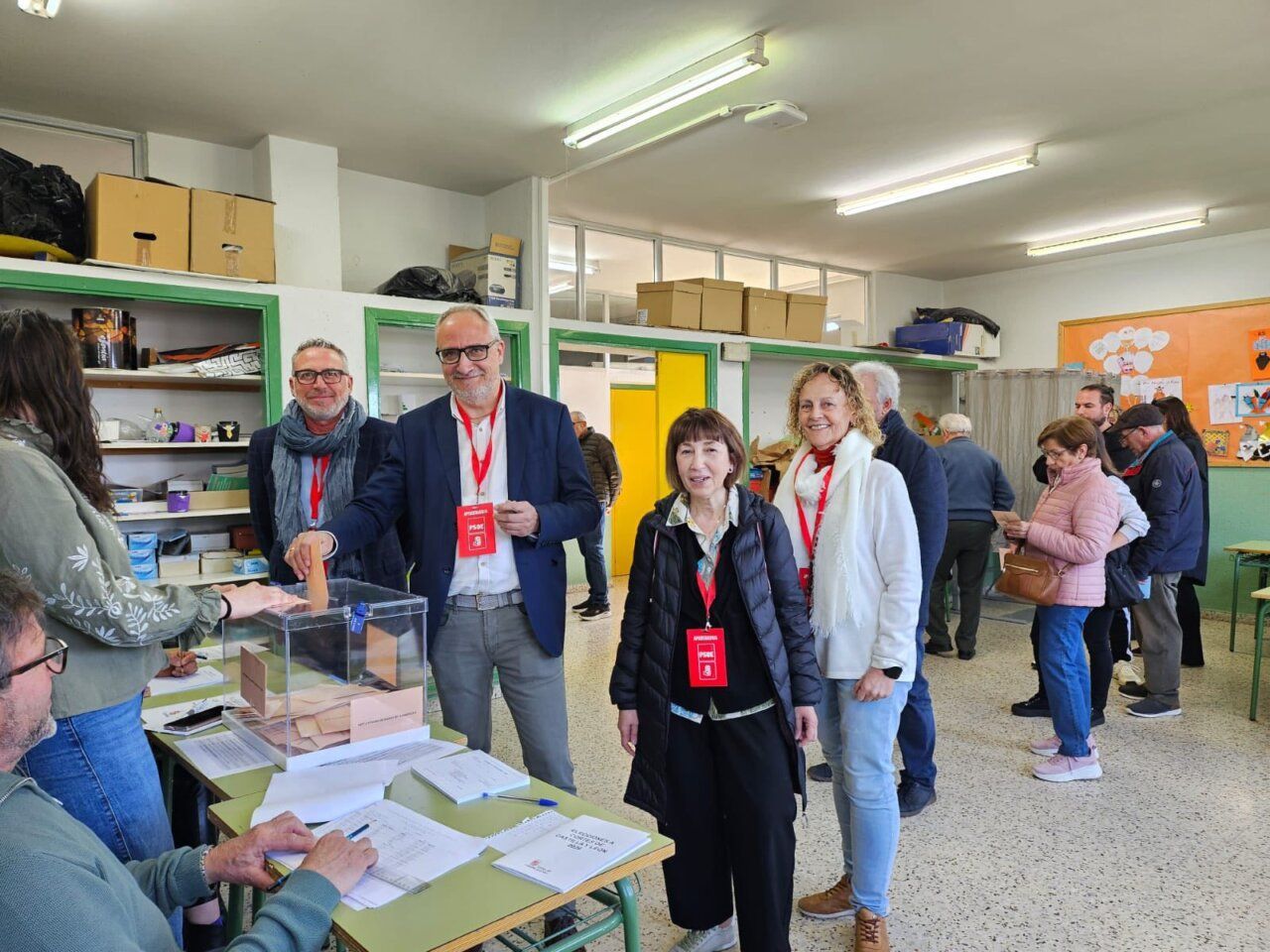 Olegario Ramón y Mabel Fernández votando en un colegio electoral en Ponferrada