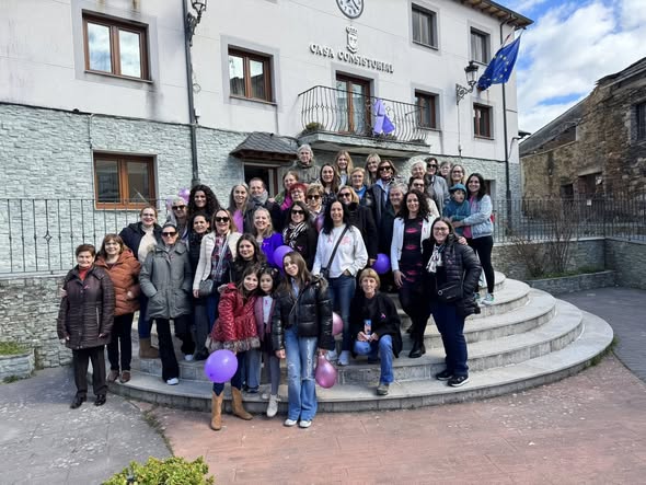 Grupo de mujeres en el Páramo del Sil durante un acto por la igualdad