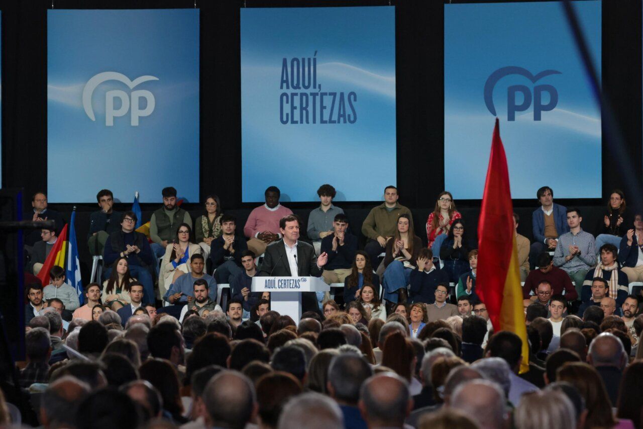 Alfonso Fernández Mañueco hablando en un mitin del PP en Valladolid
