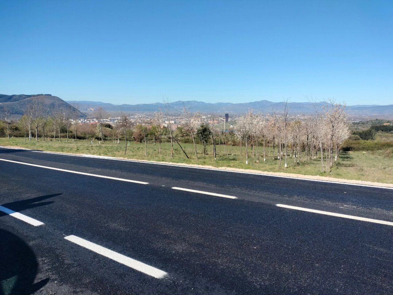 Vista del Polígono de La Llanada en Ponferrada con árboles y carretera