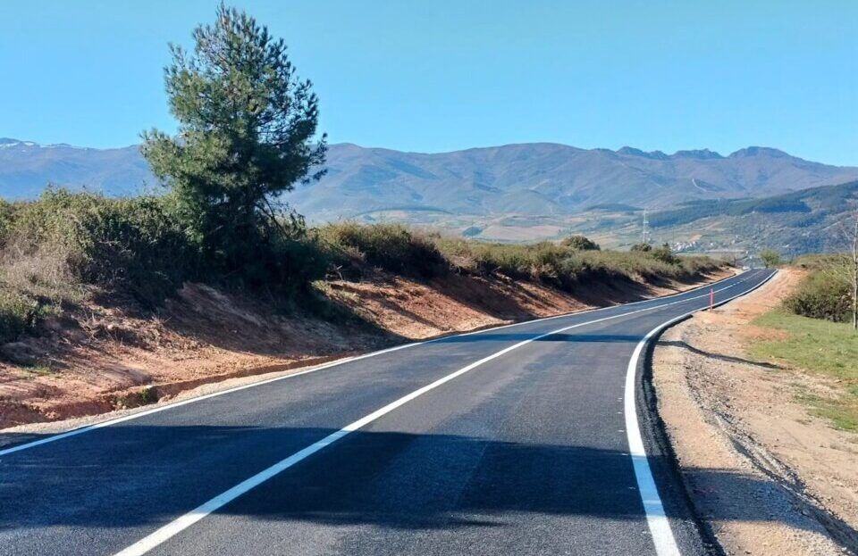 Vista de la carretera recién inaugurada en el Polígono de La Llanada