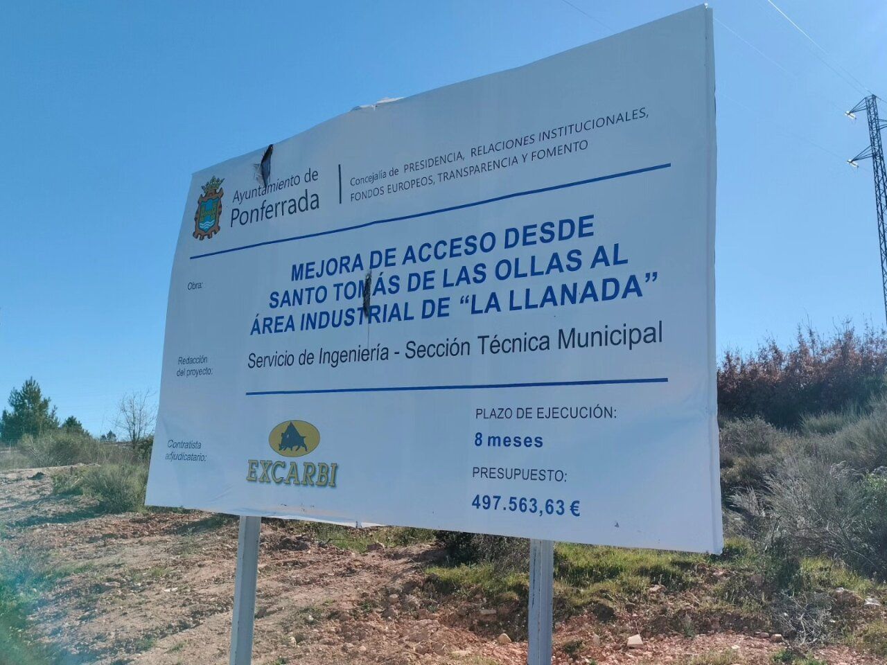 Cartel informativo sobre las obras de acceso al Polígono de La Llanada en Ponferrada.