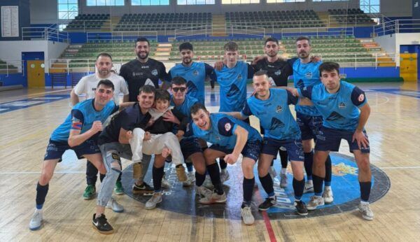 Equipo de Ponfesala celebrando una victoria en el pabellón Lydia Valentín