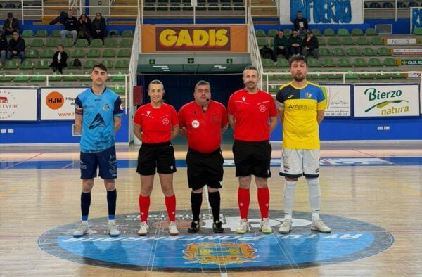 Jugadores y árbitros en el pabellón Lydia Valentín durante un partido de futsal.