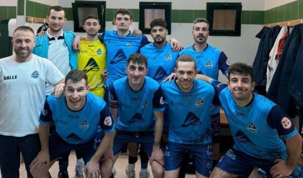 Jugadores del Ponfesala posando en el vestuario tras una victoria