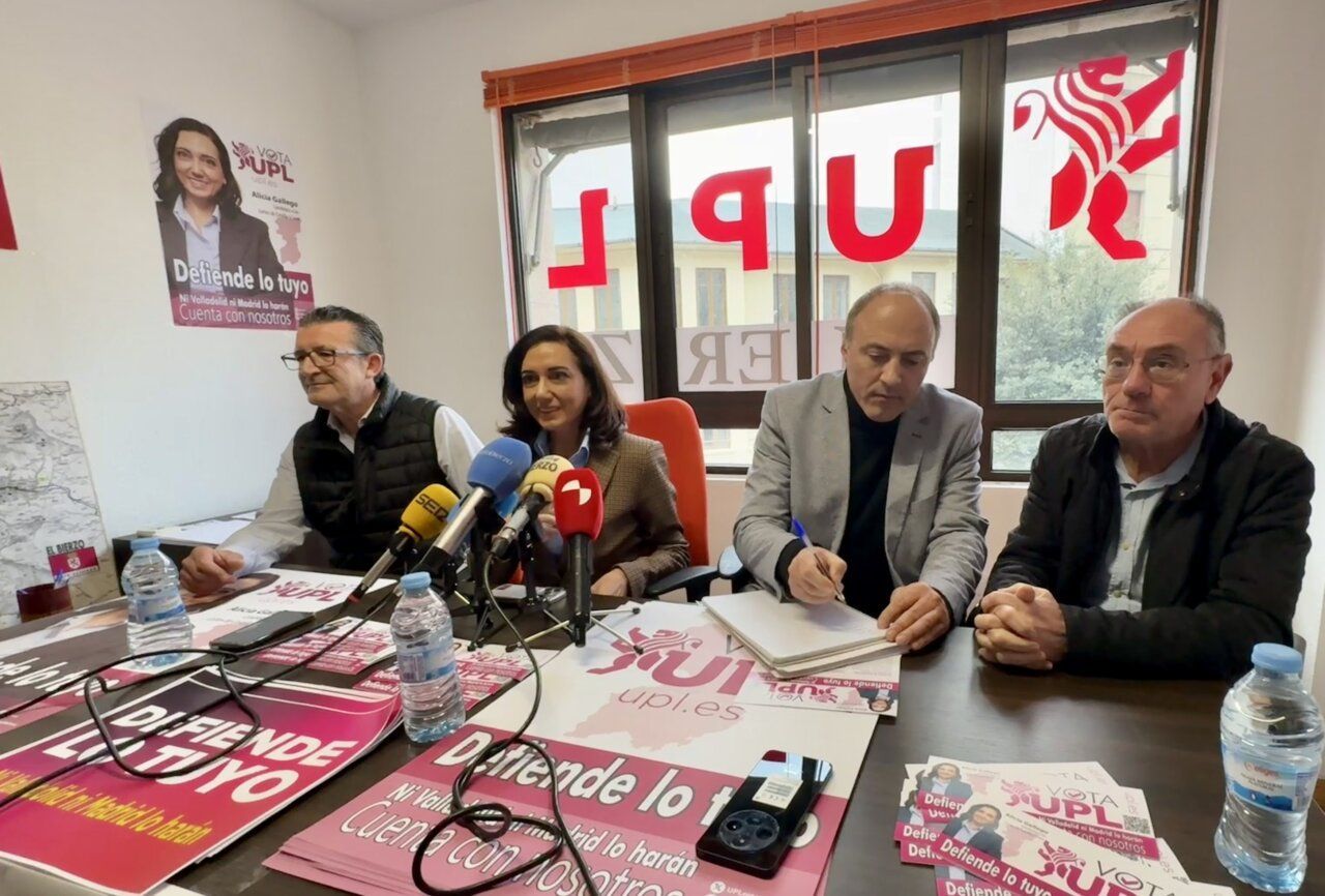 Reunión de la Unión del Pueblo Leonés en Ponferrada con carteles de campaña