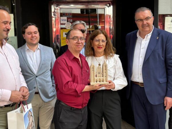 José Javier Plaza recibiendo el premio Pulchra Leonina en Sevilla