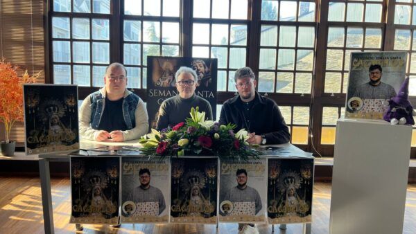Tres personas en una mesa durante la presentación de la Semana Santa 2026 en Cacabelos.