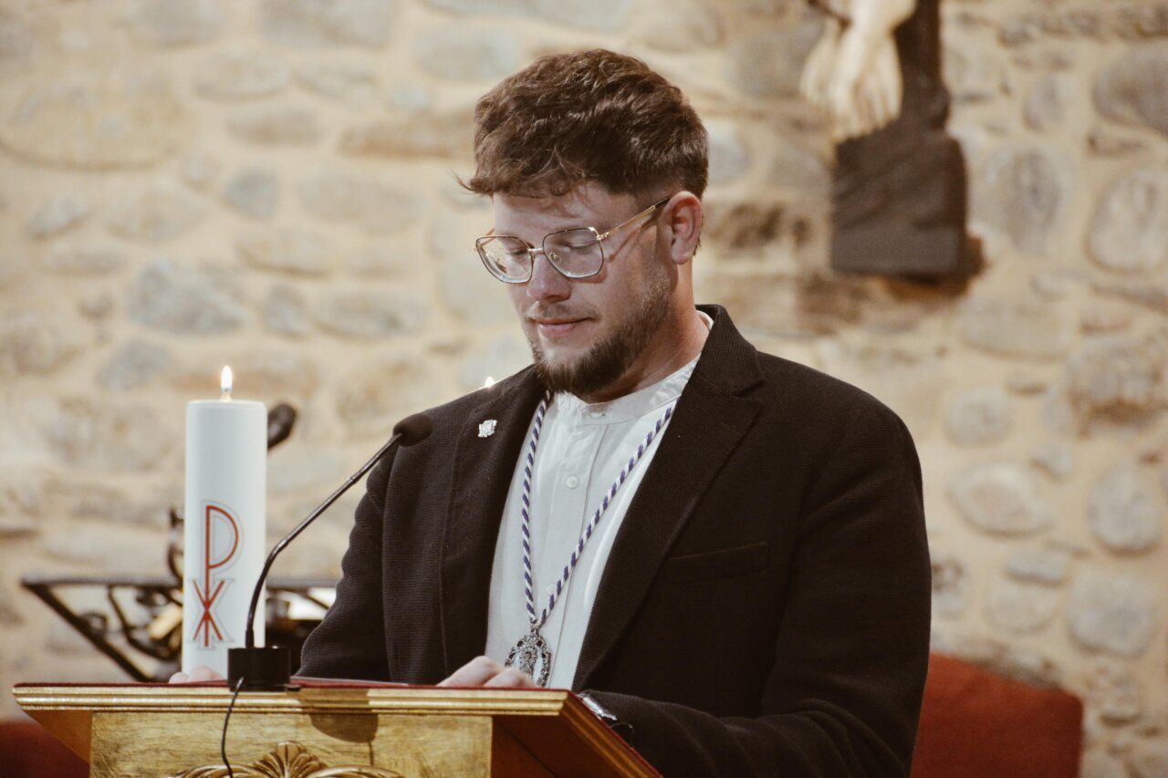 David del Valle leyendo el pregón de Semana Santa en Cacabelos