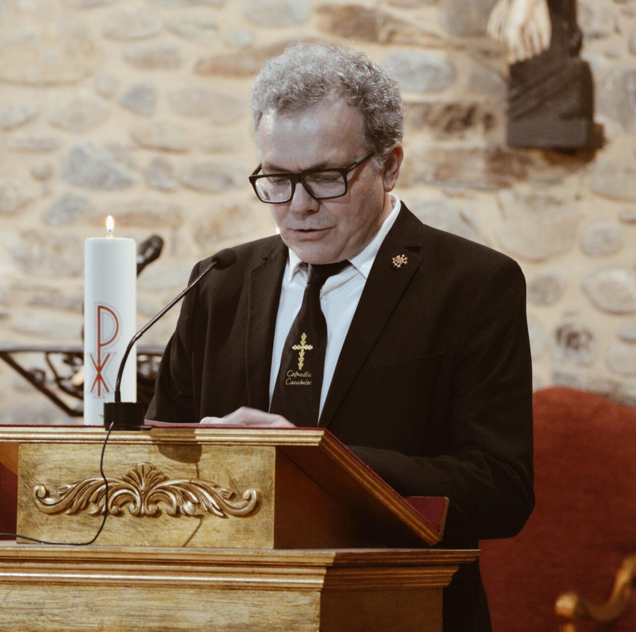 David del Valle leyendo el pregón de Semana Santa en Cacabelos