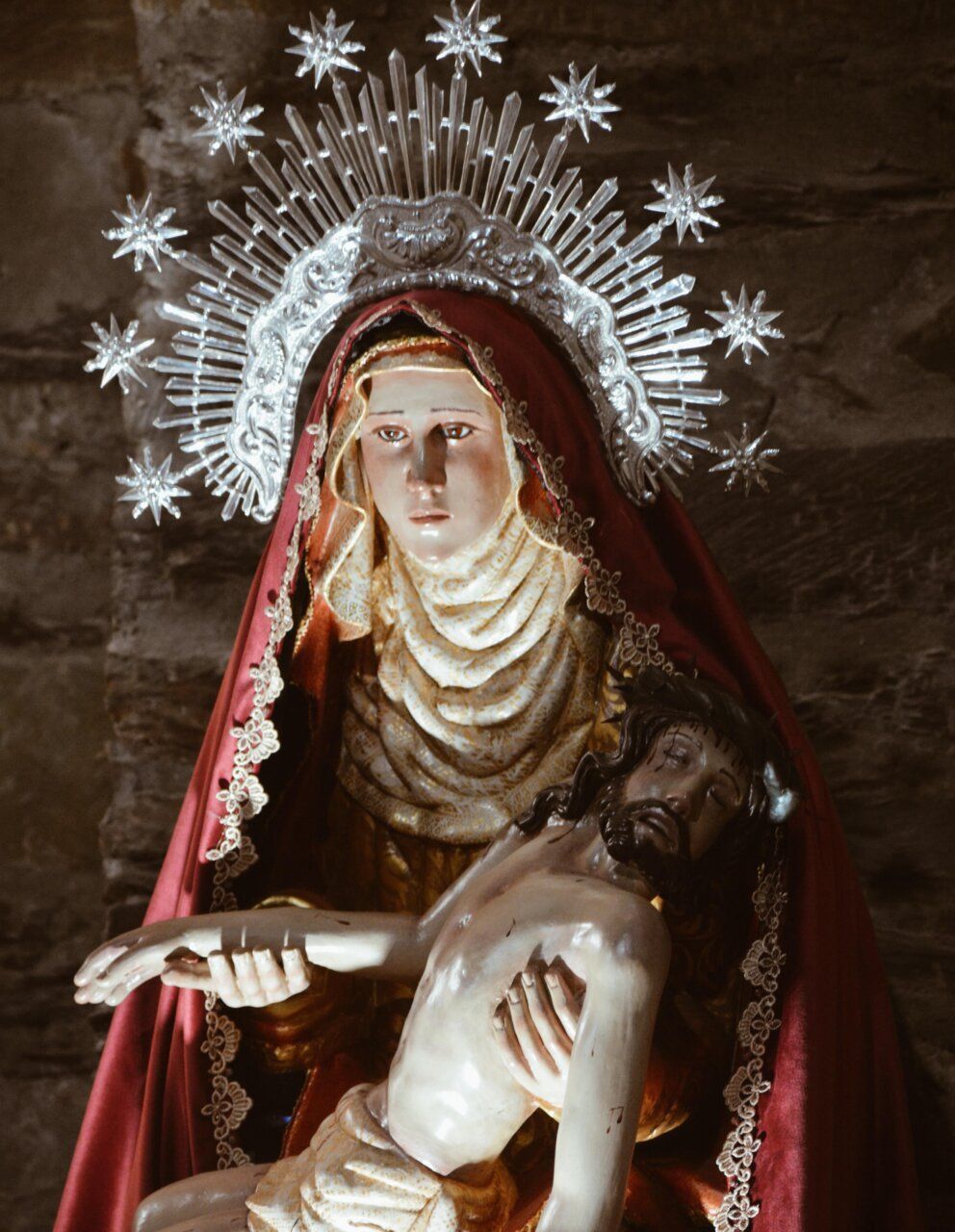 Estatua de la Virgen María sosteniendo a Jesús en la Semana Santa de Cacabelos