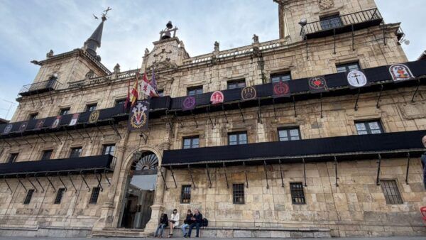 Fachada del edificio con banderas y decoraciones de Semana Santa en León