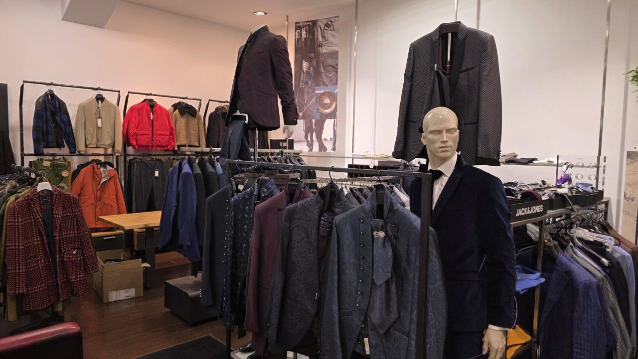 Interior de la tienda Solid Men con ropa masculina en exhibición