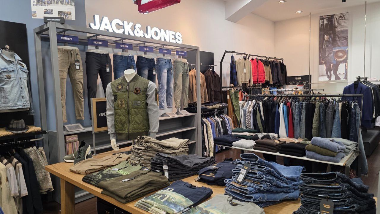 Interior de la tienda Solid Men en Ponferrada con ropa masculina en exhibición