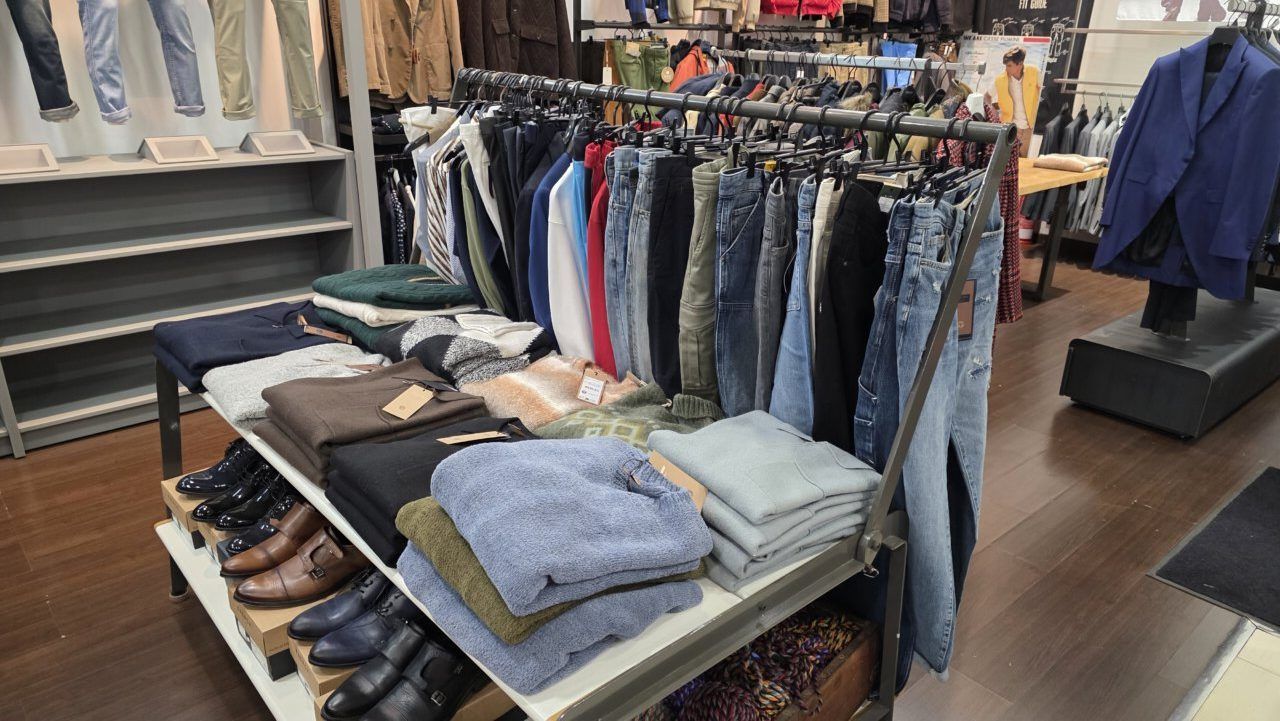 Exhibición de ropa masculina en la tienda Solid Men en Ponferrada