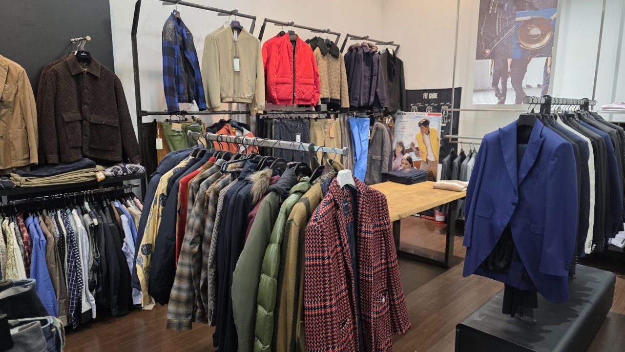 Interior de la tienda Solid Men con ropa masculina en exhibición