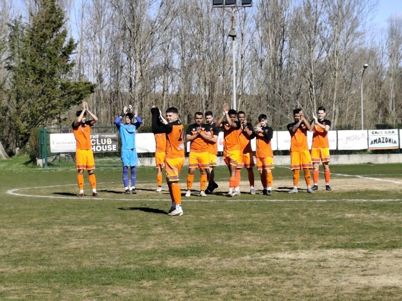 Jugadores del Toreno celebrando una victoria en el campo de fútbol