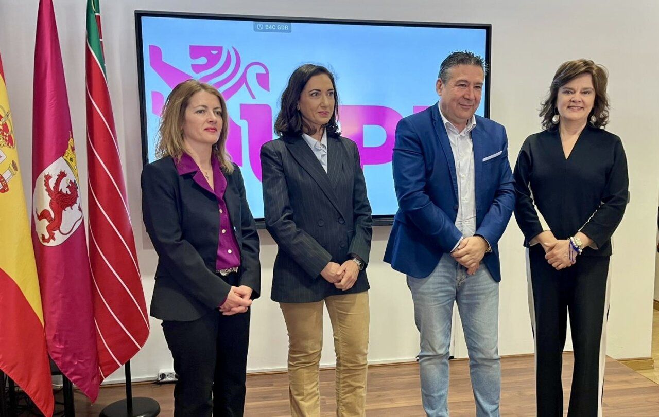 Miembros de UPL en evento de campaña con banderas