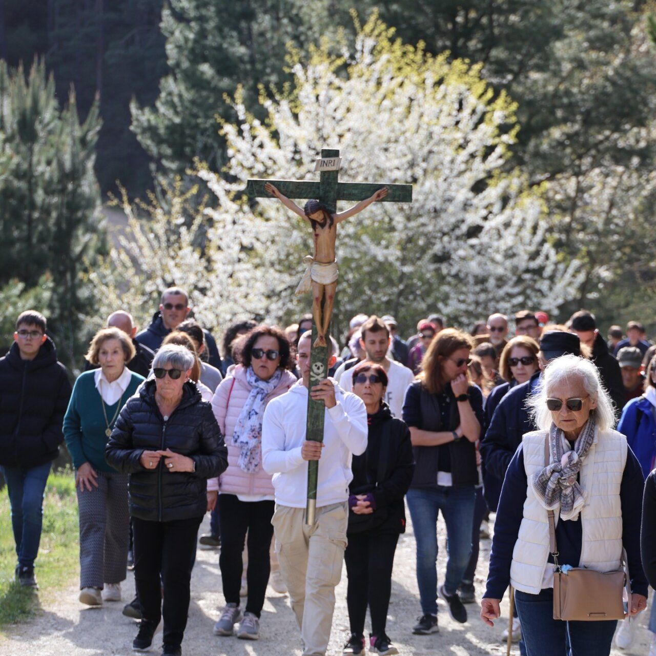Participantes en el Vía Crucis del Monte Pajariel durante la Semana Santa
