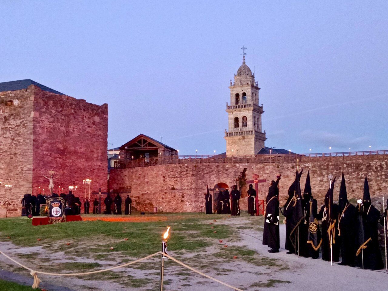 Participantes en el Vía Crucis penitencial en el Castillo de los Templarios