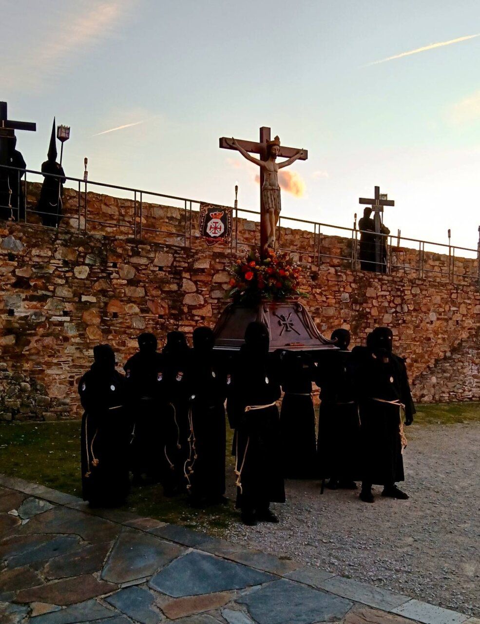 Participantes en el Vía Crucis penitencial en el Castillo de los Templarios