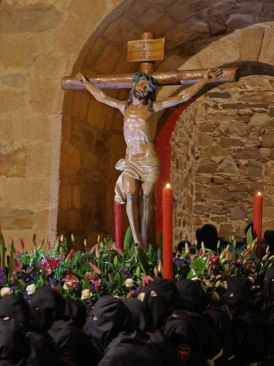 Escena del Vía Crucis penitencial en el Castillo de los Templarios