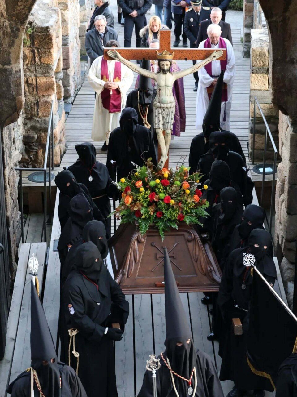 Participantes en el Vía Crucis penitencial en el Castillo de los Templarios