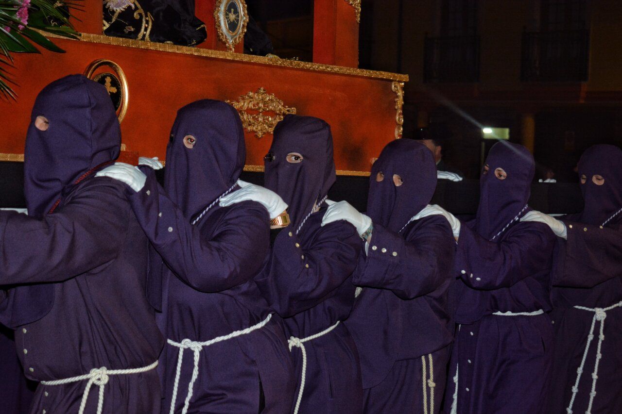 Cofrades en la procesión del Viernes de Dolores en Cacabelos