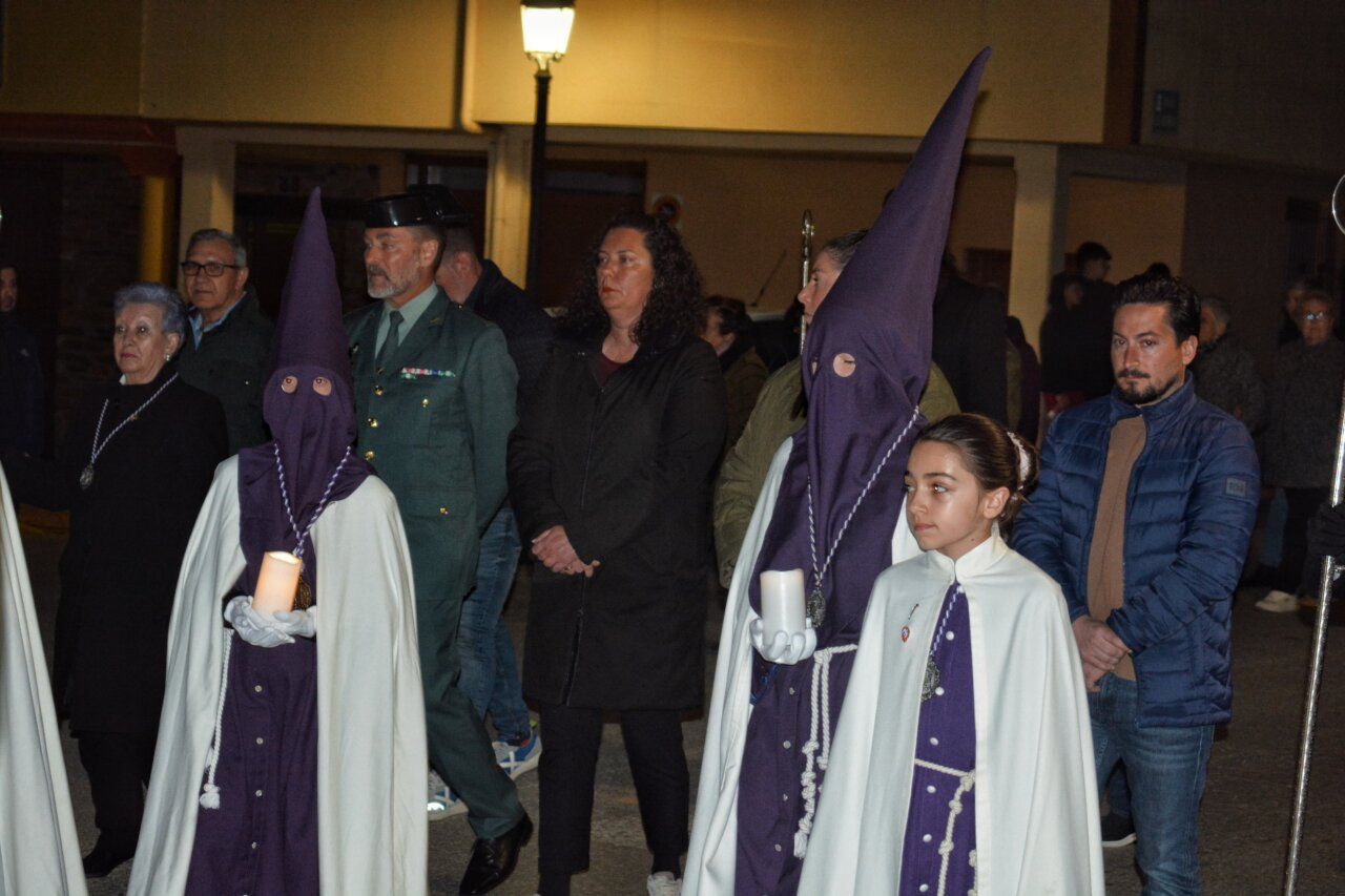Participantes en la procesión del Viernes de Dolores en Cacabelos