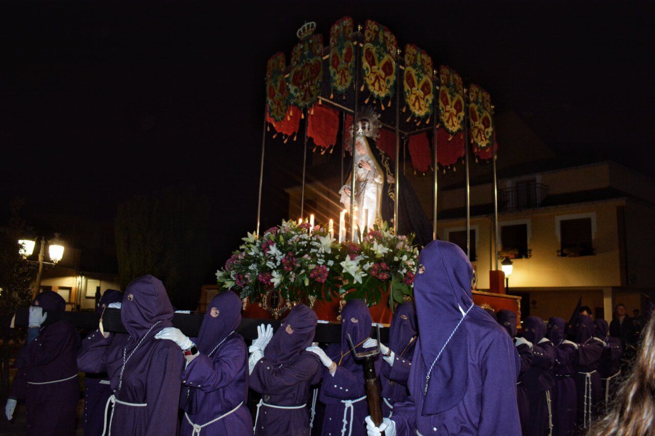 Procesión de la Virgen de los Dolores en Cacabelos con cofrades