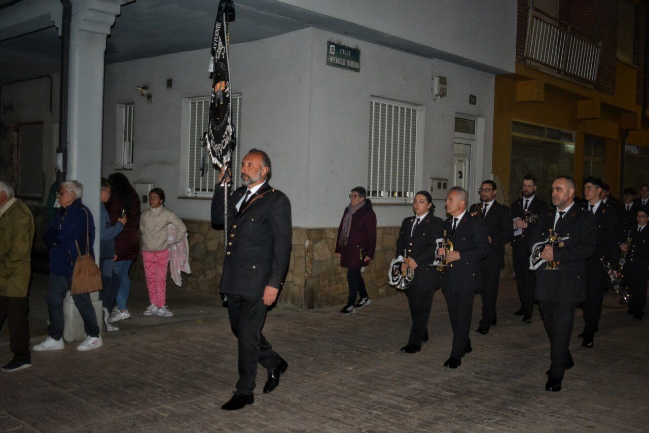 Procesión del Viernes de Dolores en Cacabelos con cofrades y banda